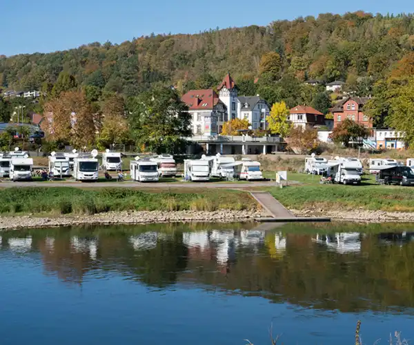 Bild eines Campingplatzes in Ost-Niedersachsen direkt am Wasser mit Strandzugang