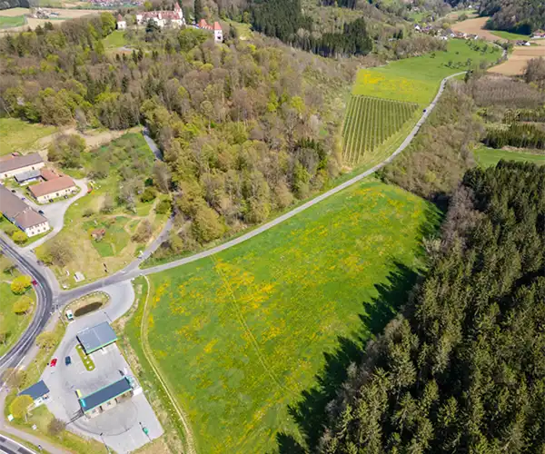 Luftaufnahme eines Campingplatzes in Österreich. Ein Verkaufsangebot von CampConsult, Berlin