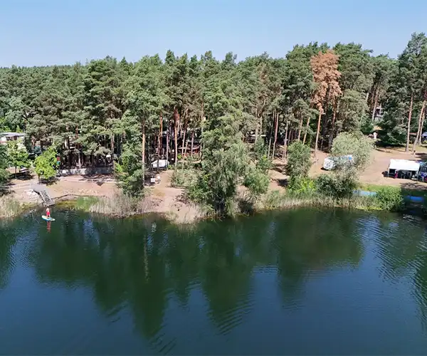 Campingplatz Kolumbussee -Ansicht vom Campingplatz Schönebeck mit See und Wald