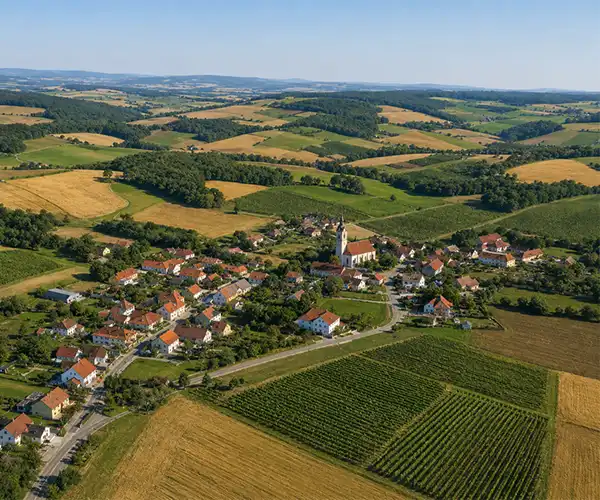 Luftbild eines Dorfs in Österreich