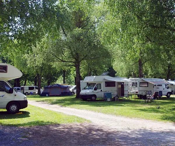 Campingplatz in Hessen - M ohnmobile und Zelte stehen unter Bäumen